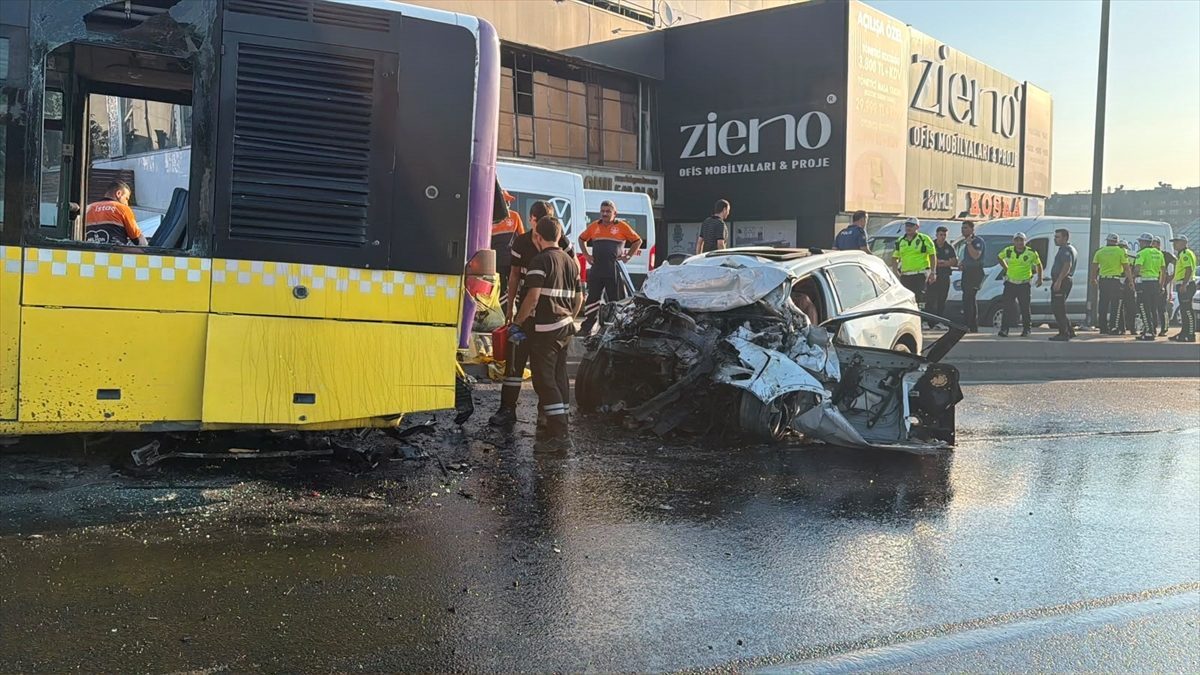 Küçükçekmece’de İETT otobüsüne çarpan otomobildeki 3 kişi hayatını kaybetti