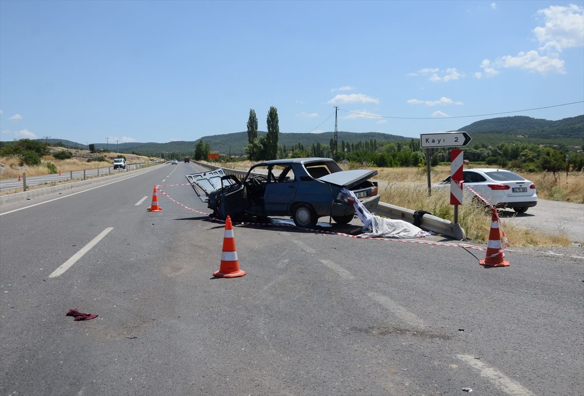 Kütahya’da 2 otomobilin çarpıştığı kazada 1 kişi öldü, 4 kişi yaralandı