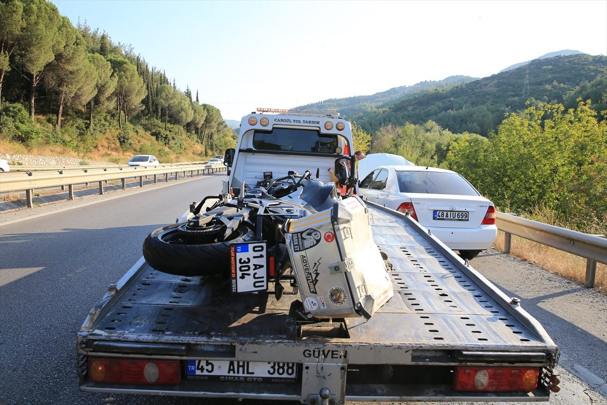 Manisa’da bariyere çarpan motosikletin sürücüsü hayatını kaybetti