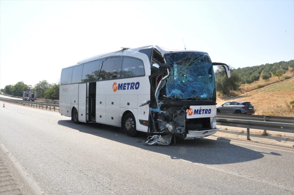 Manisa’da yolcu otobüsünün kamyona çarpması sonucu 1 kişi öldü, 7 kişi yaralandı