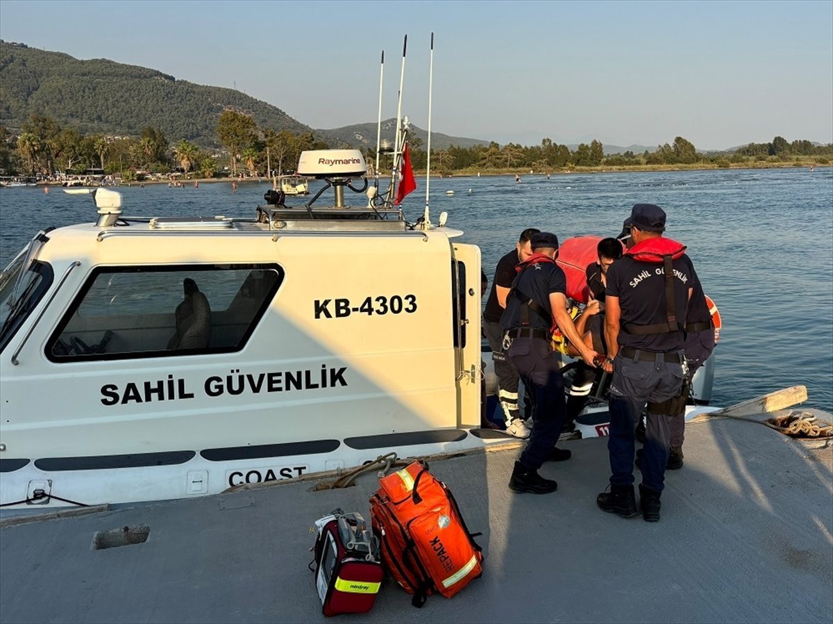 Marmaris’te kayalıklardan düşerek yaralanan kişiye tıbbi tahliye