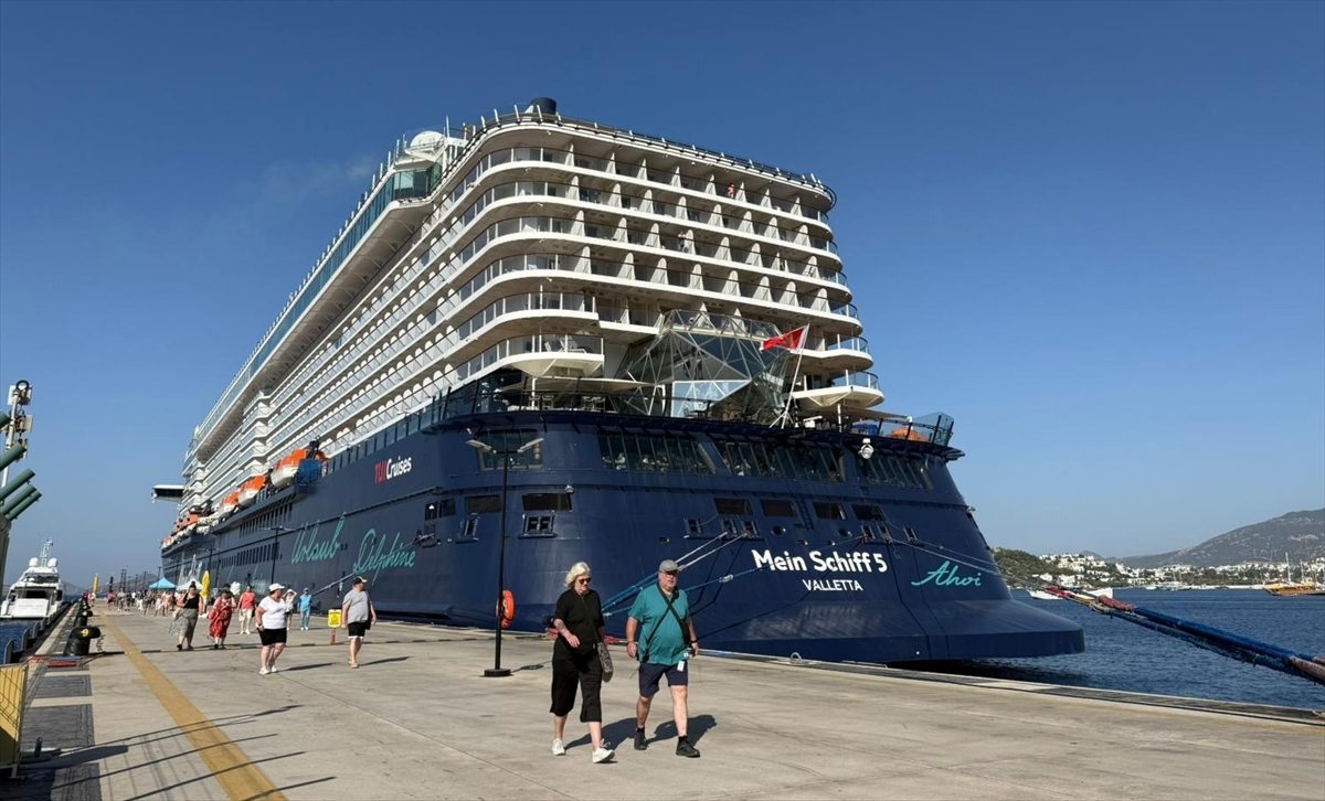 “Mein Schiff 5” kruvaziyeri 2 bin 756 yolcusuyla Bodrum’a geldi