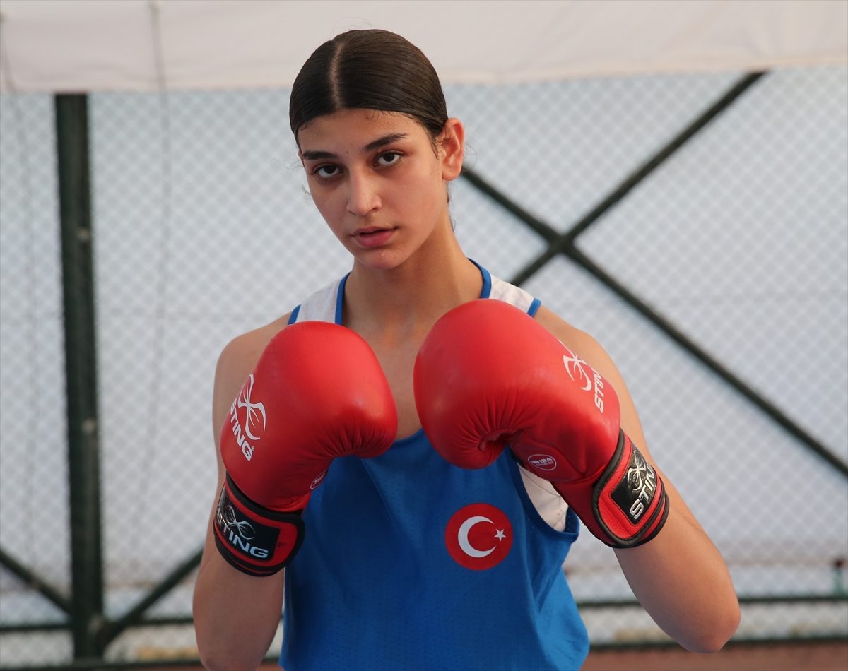 Milli boksör İvana Kılcı, Avrupa şampiyonluğu için yumruk sallıyor