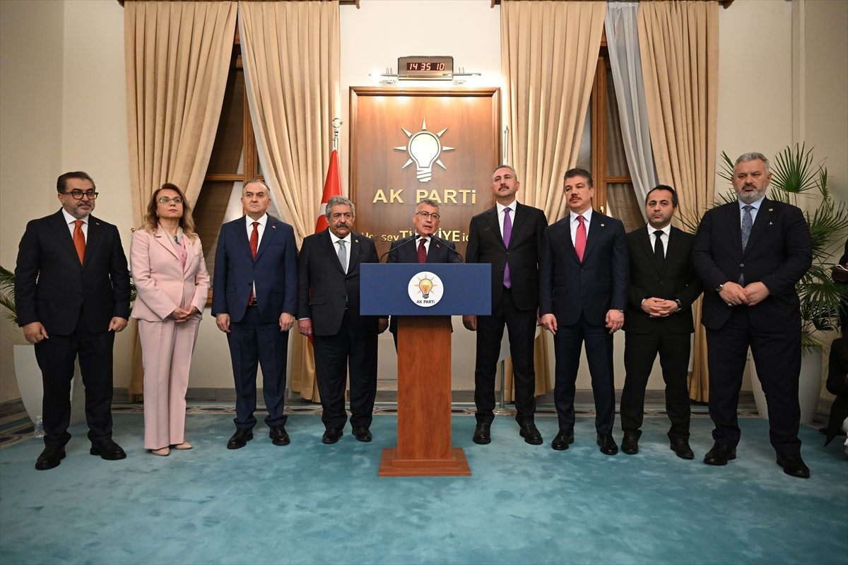 AK Parti Grup Başkanı Güler, Milli Dayanışma ve Toplumsal Bütünleşmenin Güçlendirilmesine Dair Kanun Teklifi’nin 360’a yakın imzayla TBMM Başkanlığına sunulduğunu bildirdi.