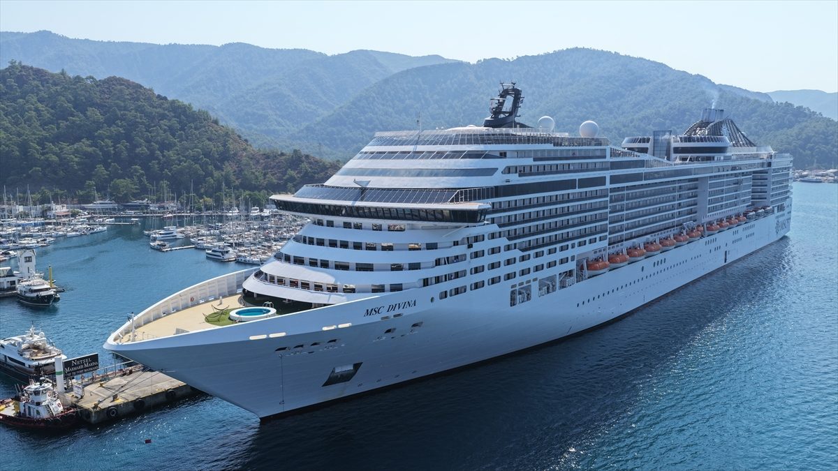 “MSC Divina” kruvaziyeri Marmaris’e 4 bin 140 turist getirdi