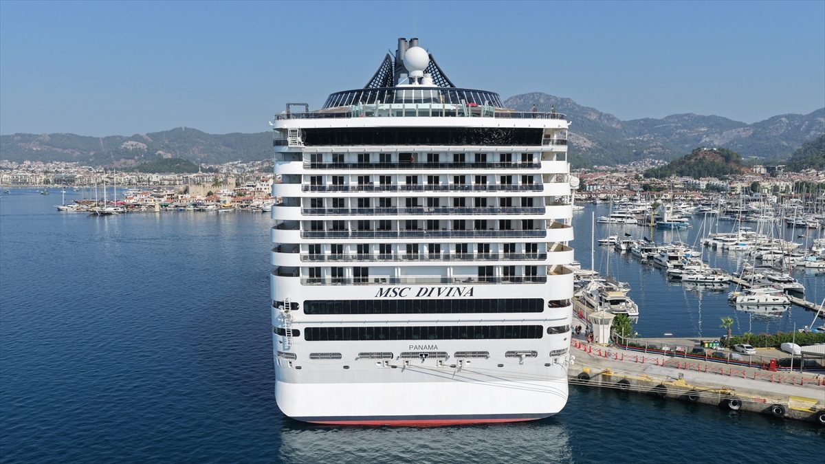 “MSC Divina” kruvaziyeri Marmaris’e 4 bin 180 turist getirdi