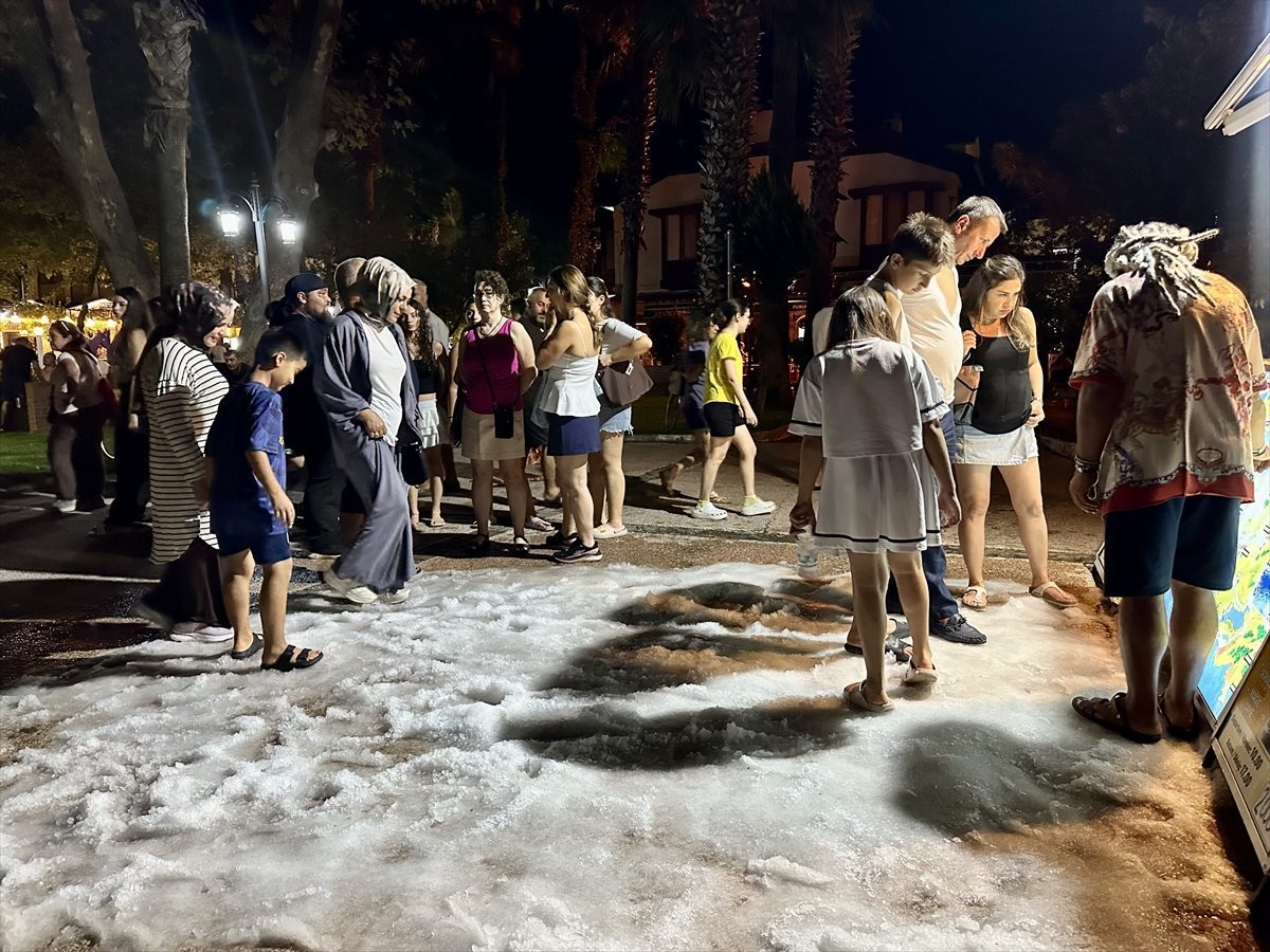 Muğla’da yerli ve yabancı turistlere ağustosta yapay kar sürprizi