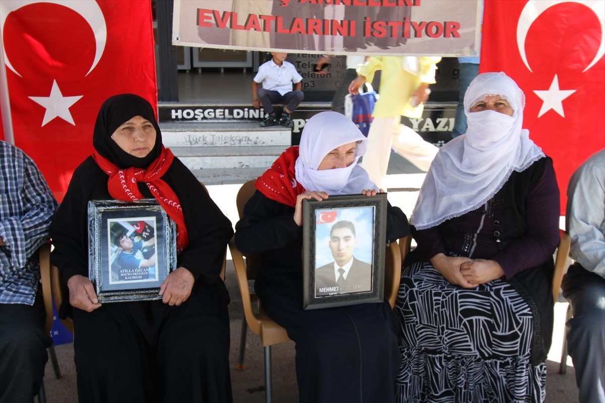 Muş’ta evlatlarına kavuşmak isteyen aileler, DEM Parti önündeki eylemlerini sürdürdü