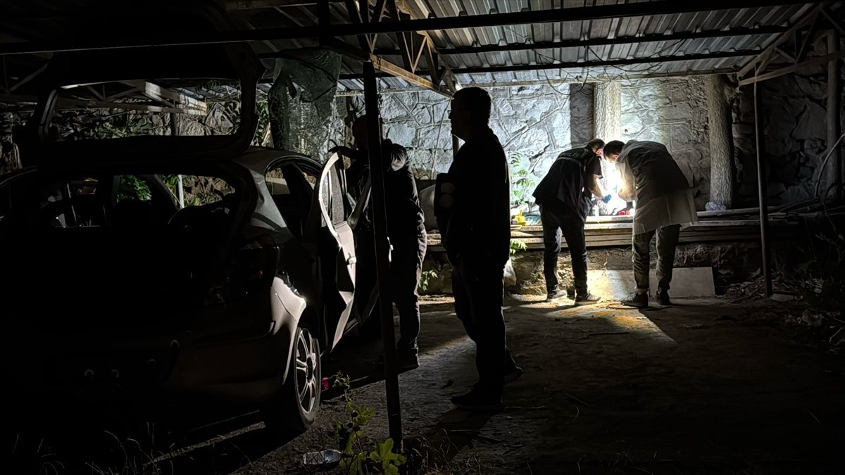 Otoparktaki otomobilde meydana gelen patlamada 2 kişi yaralandı
