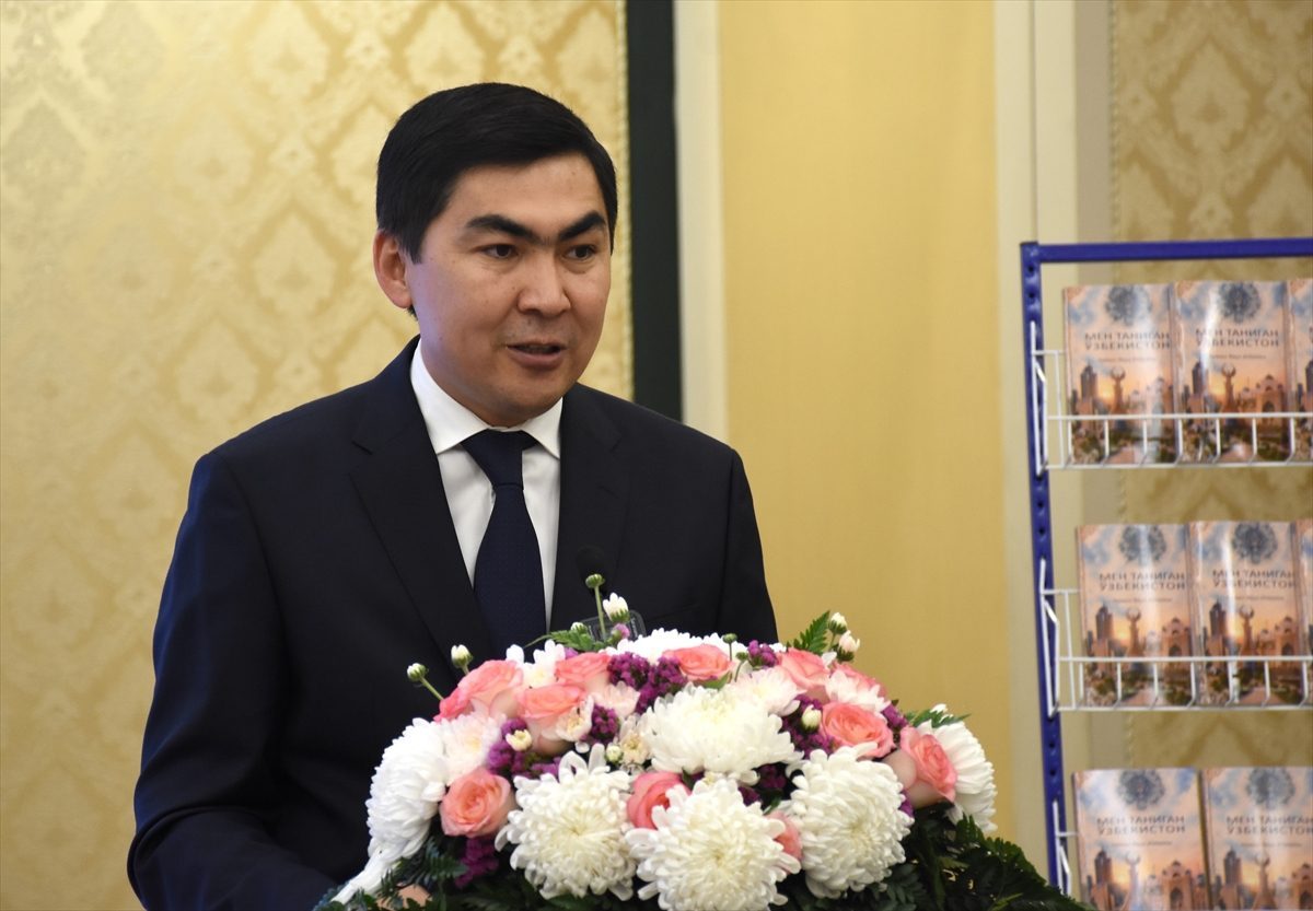 Özbekistan’ı tanıtan kitabın yazarı Ataman’a “Özbekistan Yazarlar Birliğinin fahri üyelik belgesi” verildi