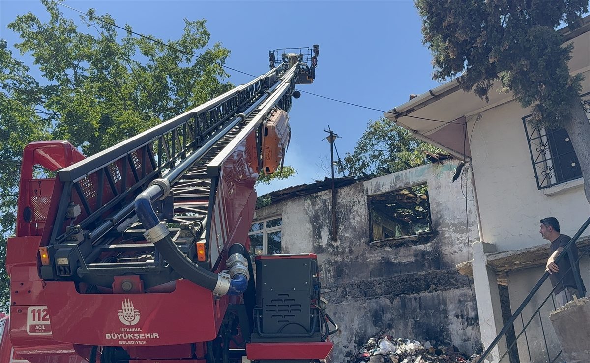 Pendik’te metruk evde çıkıp bitişikteki binaya sıçrayan yangın söndürüldü