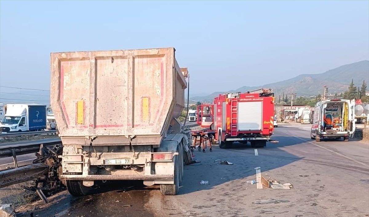 Sakarya’da bariyere çarpan tırdaki 1 kişi öldü, 1 kişi yaralandı