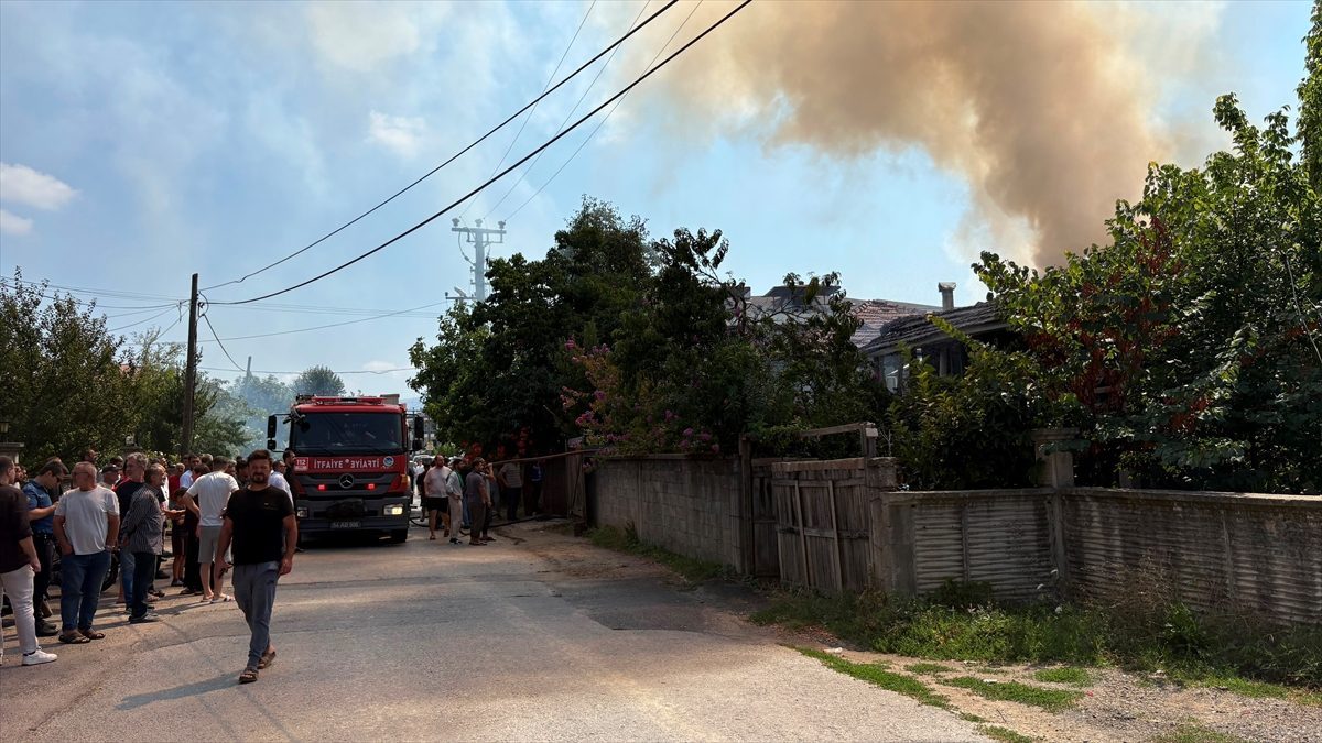 Sakarya’da iki katlı ahşap evde çıkan yangın söndürüldü