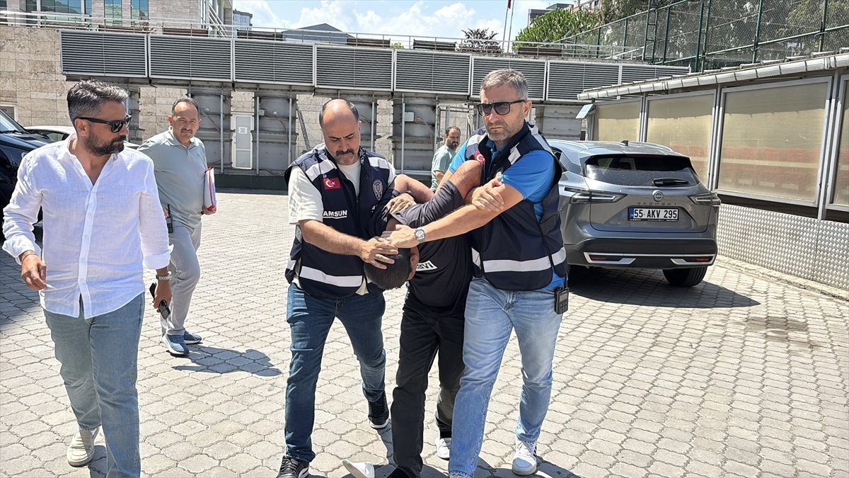 Samsun’da bir kişiyi bıçaklayarak öldürdüğü öne sürülen zanlı adliyeye sevk edildi