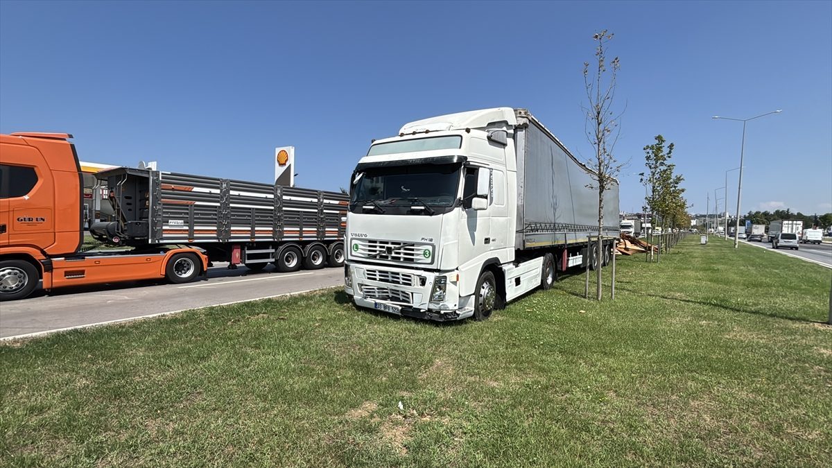 Samsun’da kazaya karışan tırdan yola saçılan keresteler ulaşımı aksattı