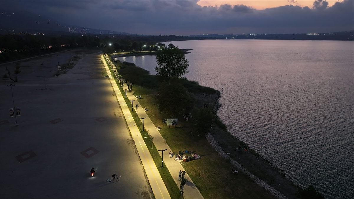Sapanca Gölü’nün kıyı şeridi yeni görünümüne kavuştu
