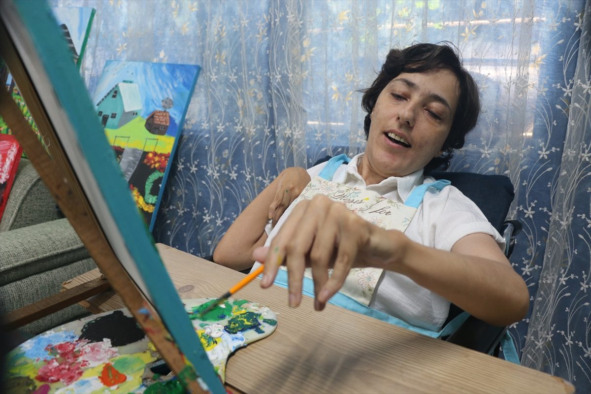 Serebral palsili Damla çizdiği resimlerle hayatına renk katıyor