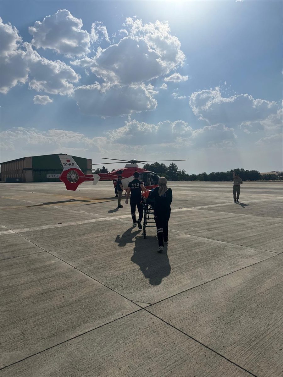 Siirt’te beyin kanaması geçiren 47 yaşındaki hasta, hava ambulansıyla hastaneye ulaştırıldı