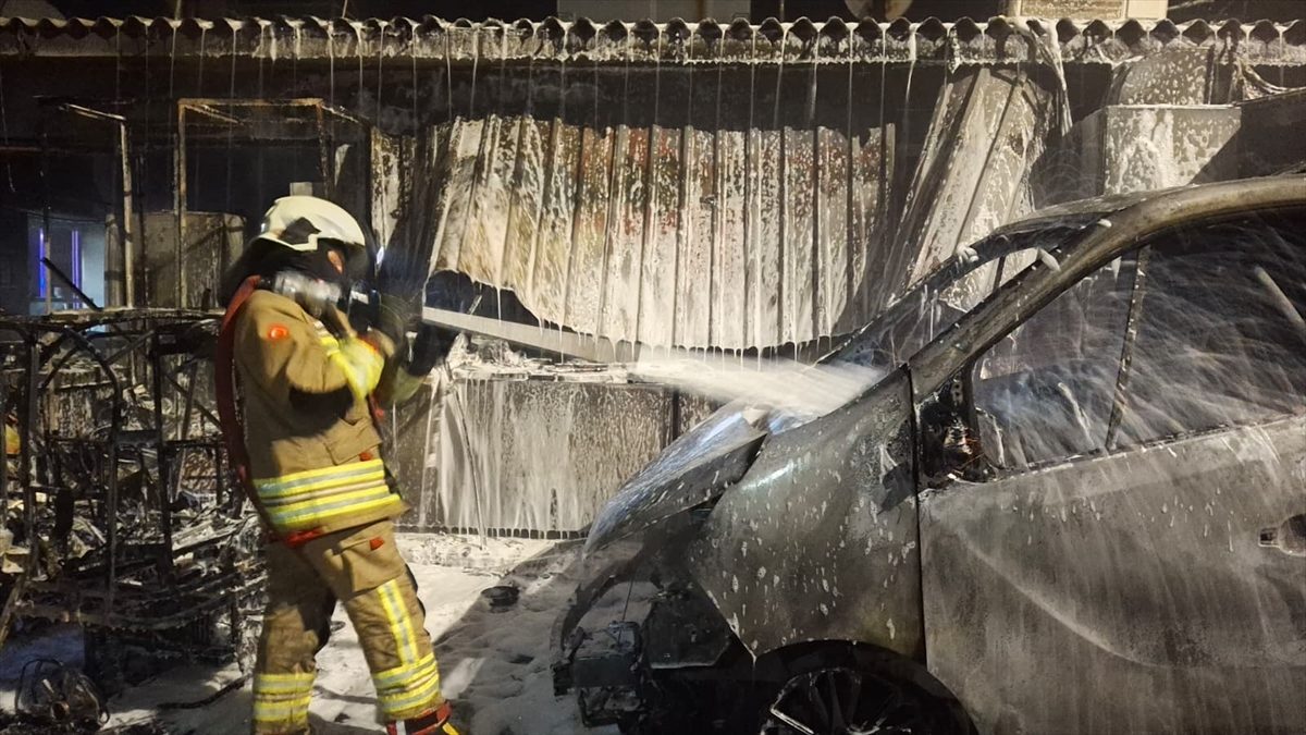 Sinop’ta çıkan yangında 2 araç kullanılamaz hale geldi, 1 iş yerinde hasar oluştu