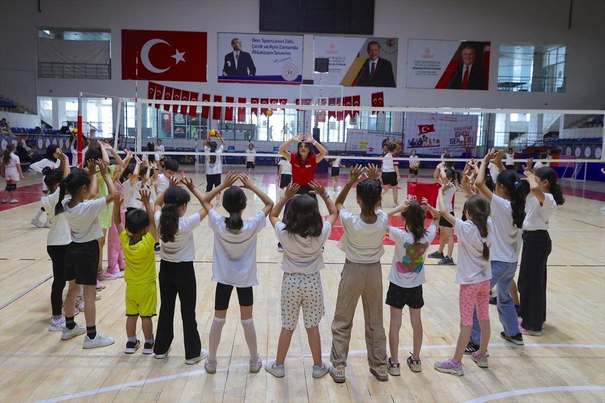 Spor okullarına katılan Hakkarili çocuklar yaz tatilini dolu dolu geçiriyor