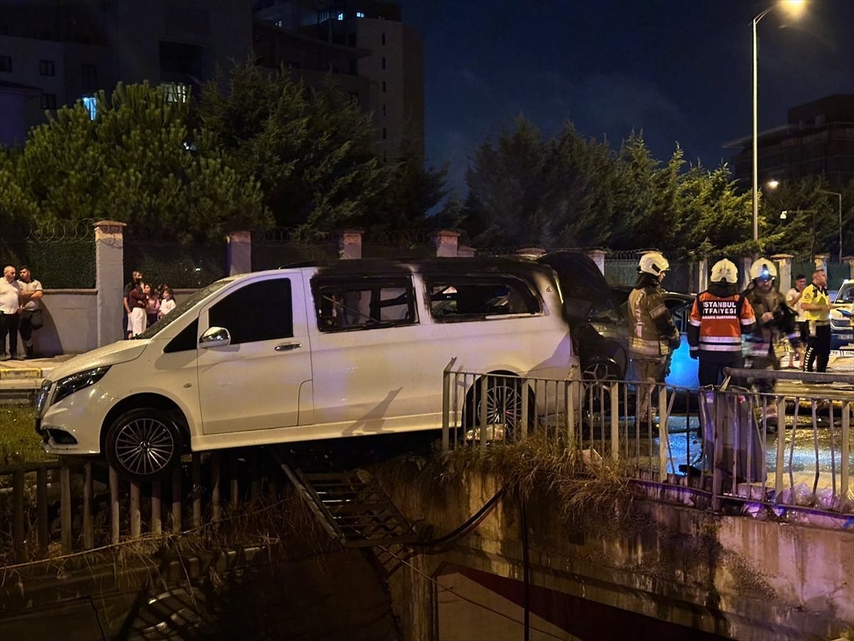 Sultanbeyli’de bir otomobilin park halindeki araçlara çarpması sonucu çıkan yangın söndürüldü