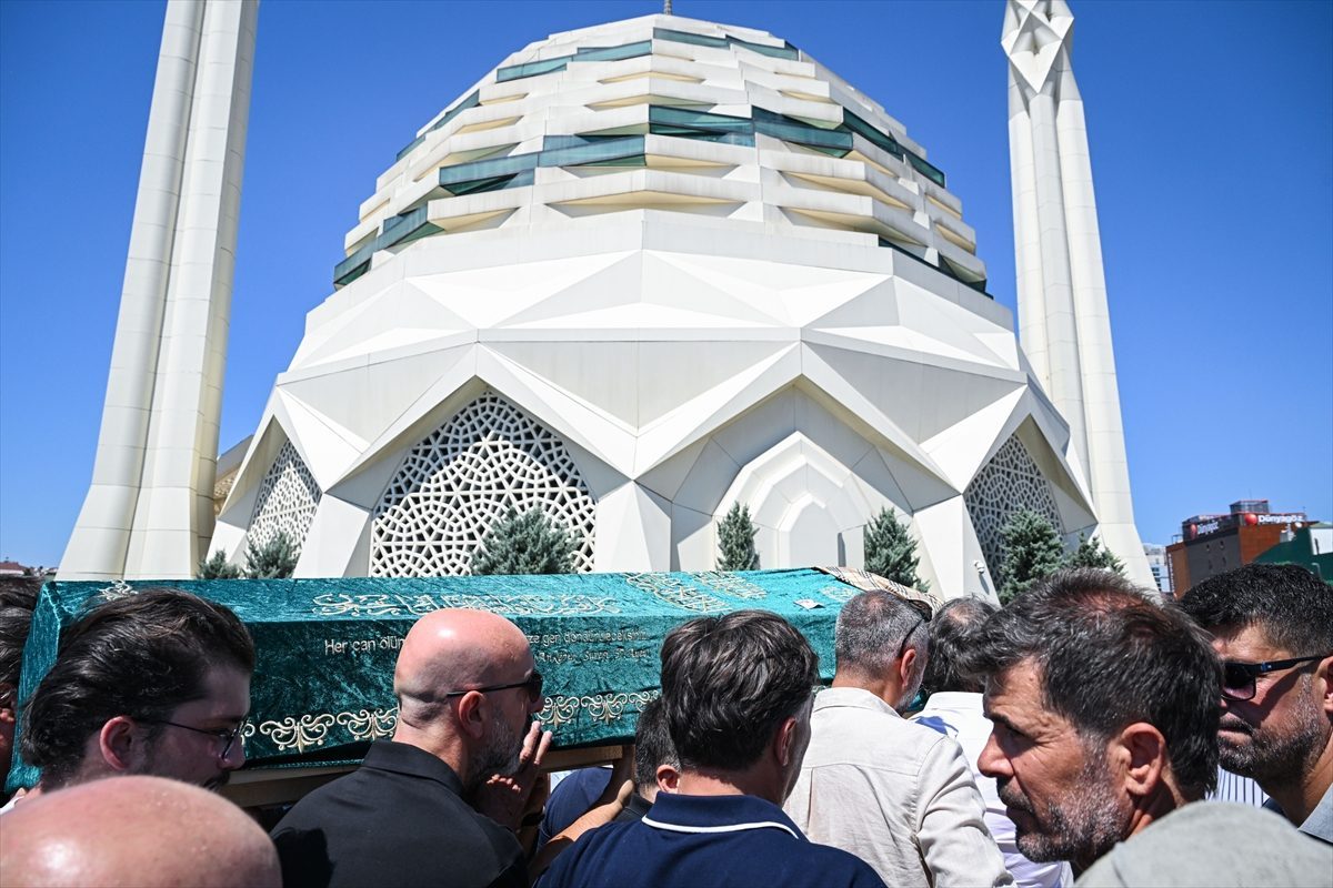 Teknik direktör Abdullah Avcı’nın vefat eden annesi son yolculuğuna uğurlandı