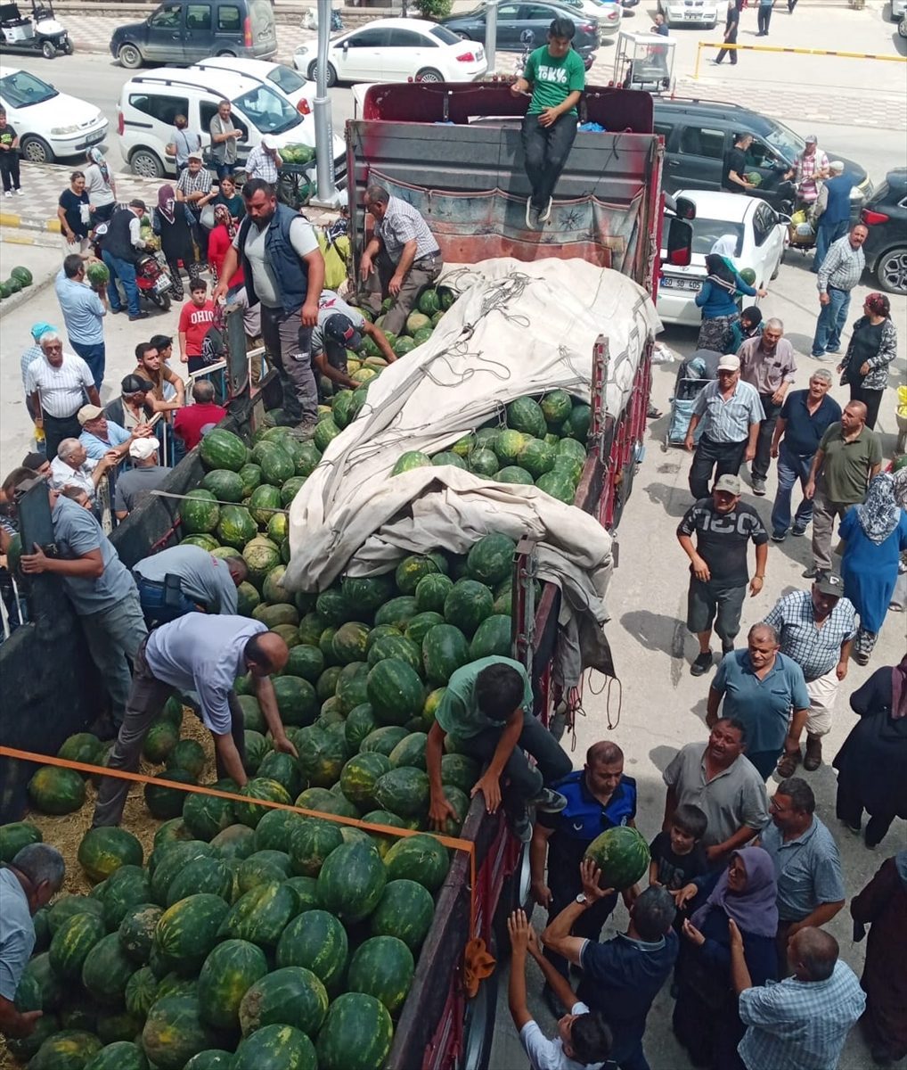 Tokat’ta bir üretici tıra yüklediği karpuzları ücretsiz dağıttı