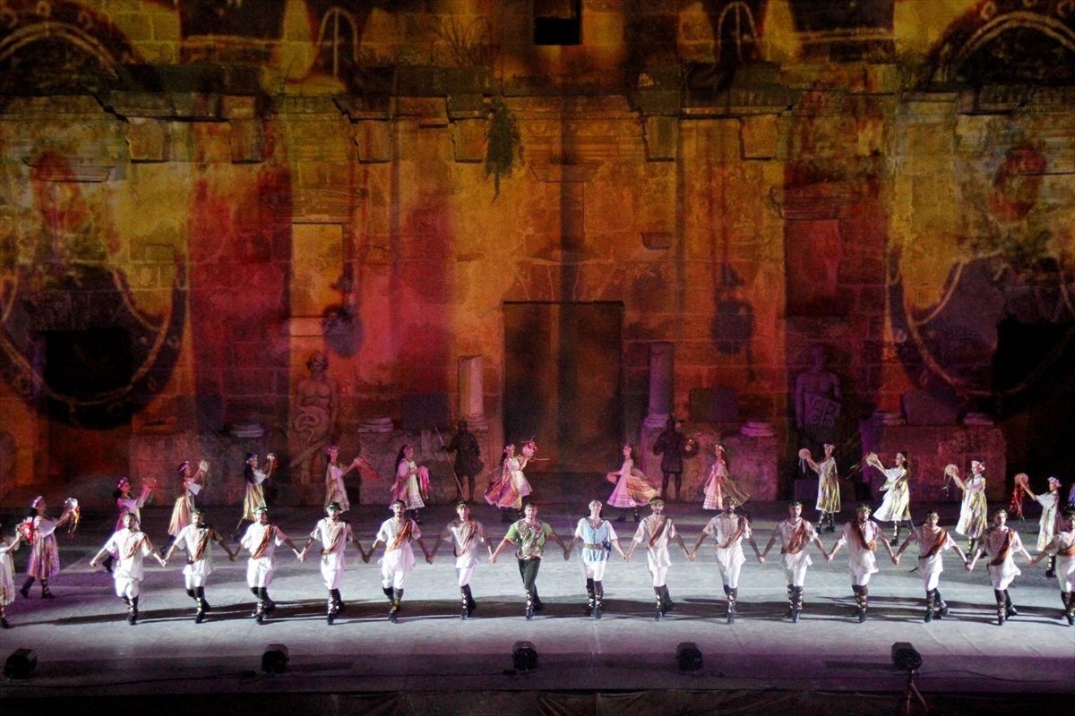 Troya gösterisi Aspendos’un tarihi atmosferinde sanatseverlerle buluştu