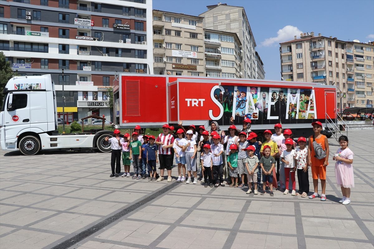 TRT Sinema Tırı, Elazığ’da çocuklarla buluştu