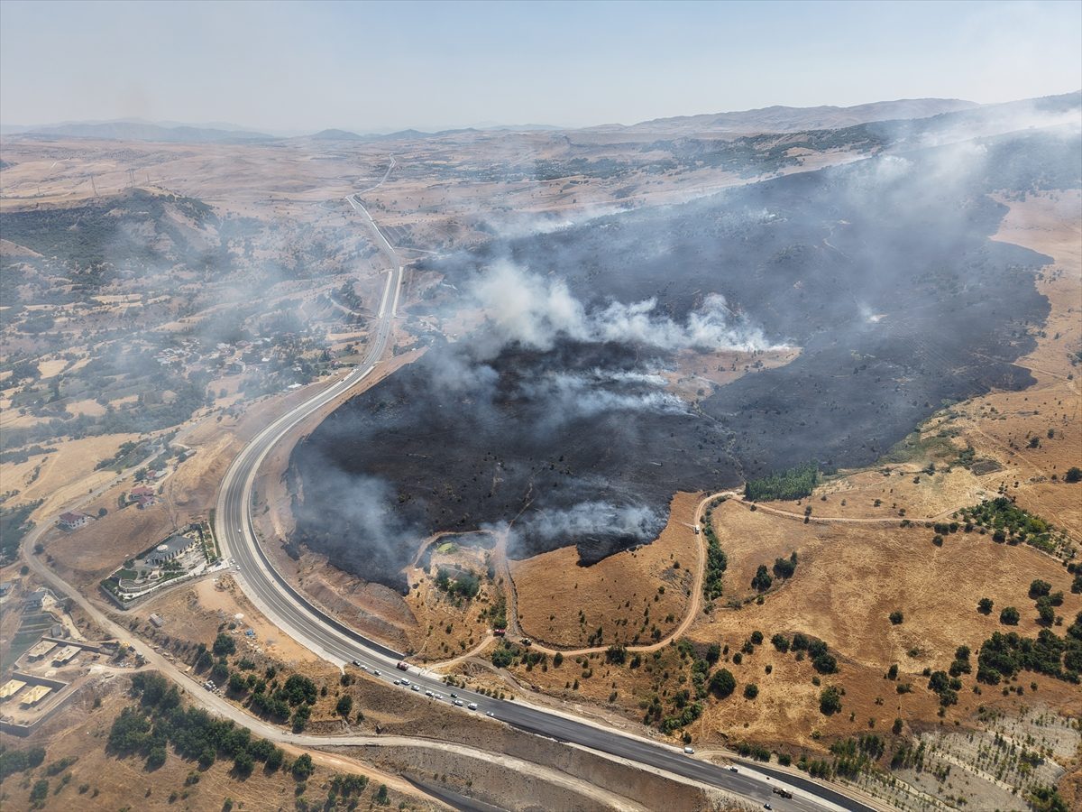 Tunceli’de otluk alandan ormana sıçrayan örtü yangınına müdahale ediliyor