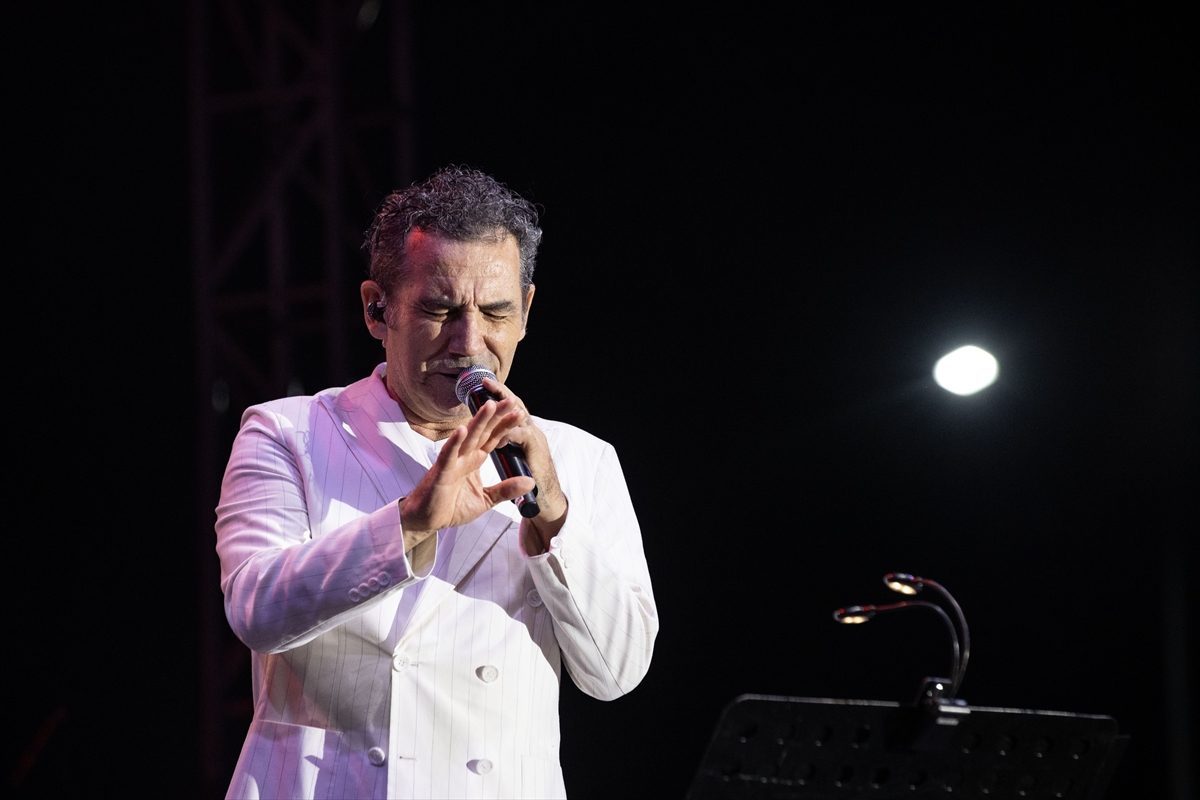 Tunceli’deki MamekFest’te şarkıcı Ferhat Göçer konser verdi
