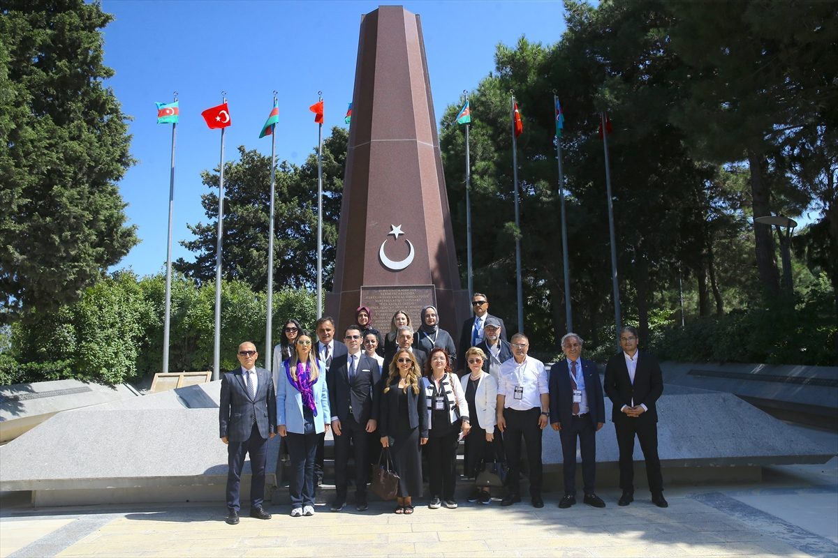 Türk basın heyeti Karabağ programı kapsamında Bakü’de Türk ve Azerbaycan şehitliklerini ziyaret etti