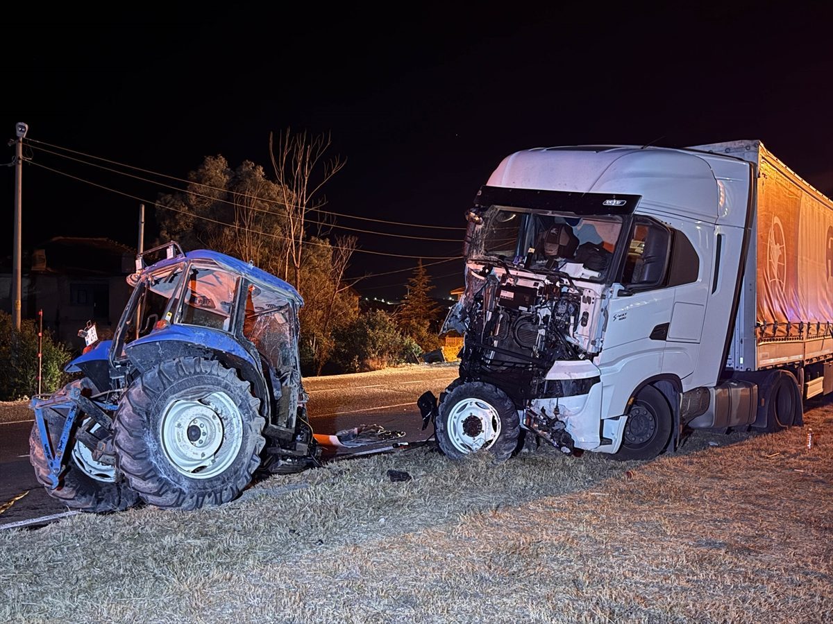 Uşak’ta tırla çarpışan traktörün sürücüsü öldü