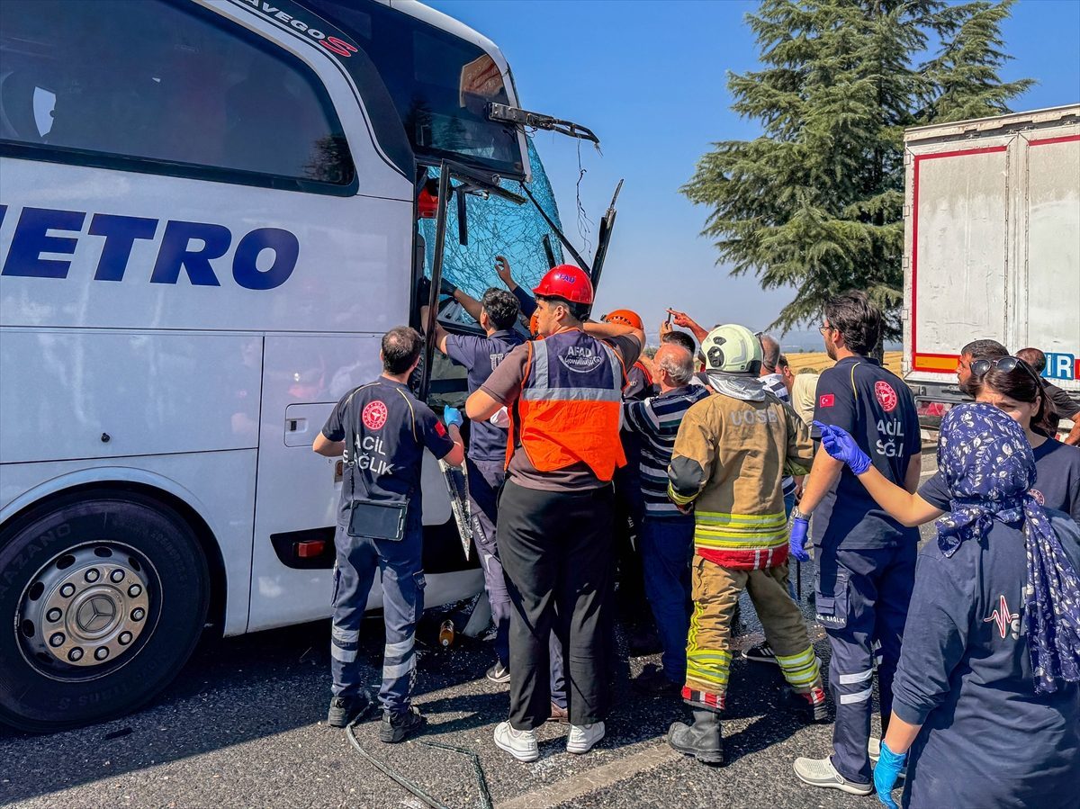 Uşak’ta yolcu otobüsünün kamyona çarpması sonucu 8 kişi yaralandı