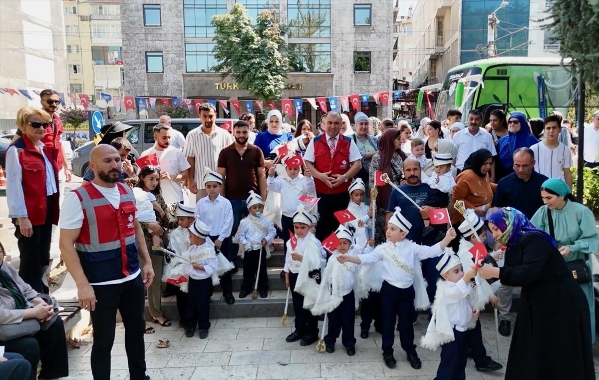 Vakıflar Genel Müdürlüğü Bursa’da sünnet şöleni düzenledi