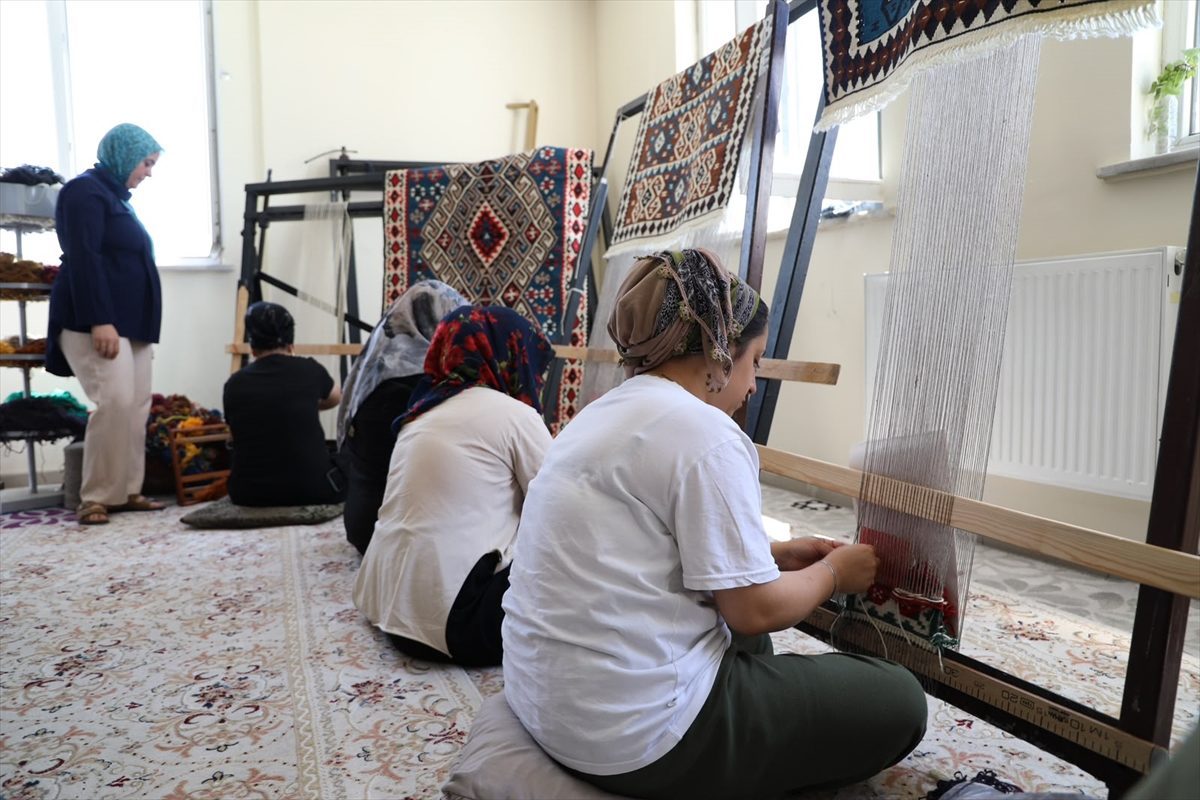 Van Büyükşehir Belediyesi geleneksel kilim dokuma kültürünü geleceğe taşıyor