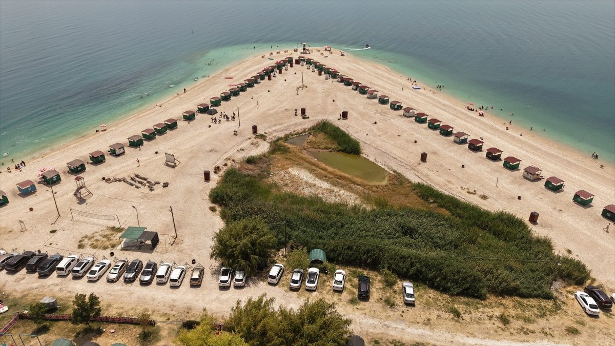 Van Gölü’ndeki Çakıl Adası serin suyu ve doğal güzellikleriyle ziyaretçilerini ağırlıyor