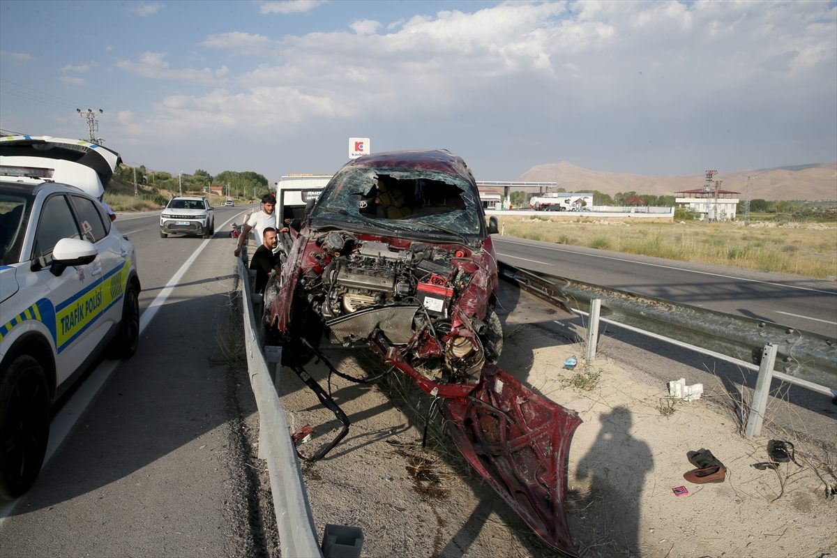 Van’da refüjdeki bariyere çarpan otomobildeki 4 kişi yaralandı