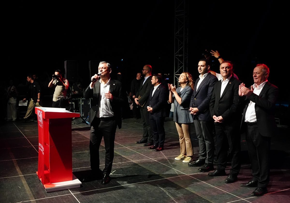 Yeni Parti Genel Başkanı Özel Beylikdüzü’nde partililere hitap etti: