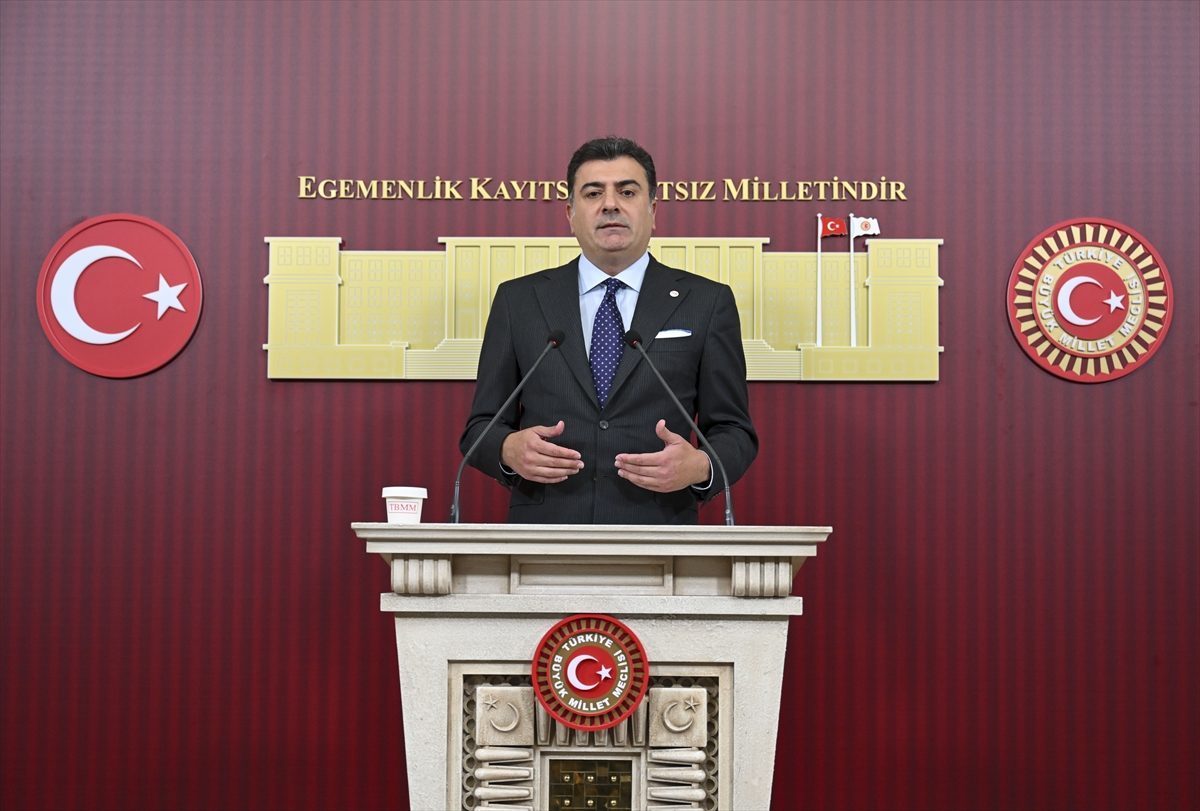 Yeni Parti Sözcüsü Emre, partisinin MYK toplantısına ilişkin basın toplantısı düzenledi: