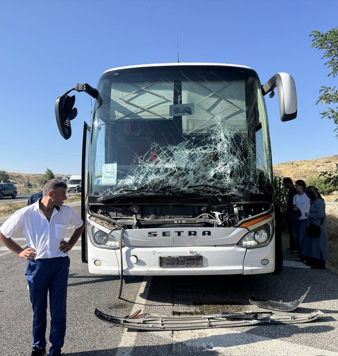 Yozgat’ta yolcu otobüsü traktörle çarpıştı