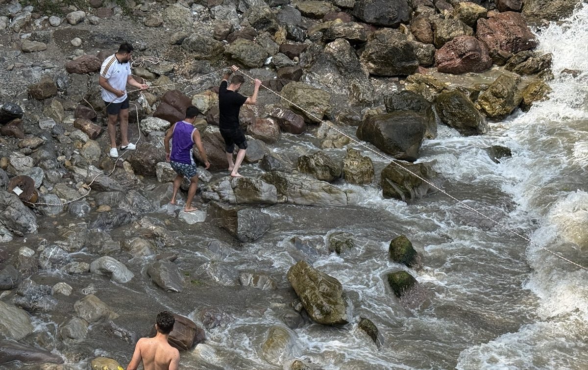 Zonguldak’ta denizde mahsur kalanlardan 2’si kendi imkanlarıyla, 5’i ekiplerin yardımıyla kurtuldu
